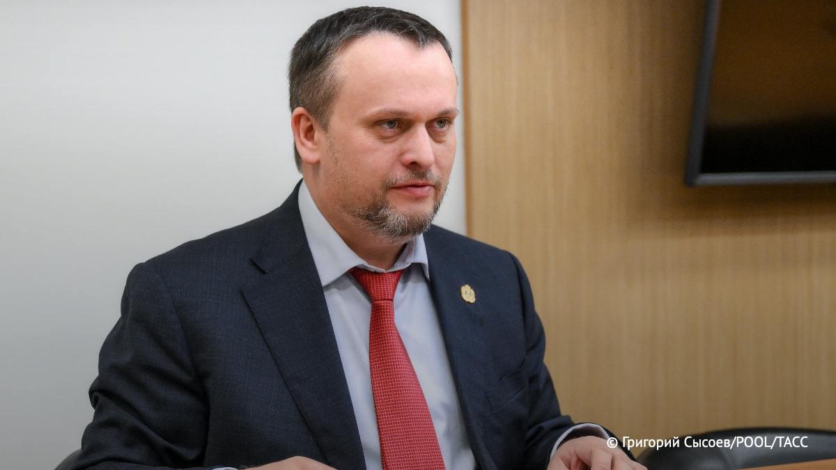 Беспилотные такси выйдут на городские дороги после 2030 года. Минтранс не будет торопиться в запуске таких автомобилей, сообщил ТАСС замминистра транспорта Никитин в кулуарах ПМЭФ. #ПМЭФ2025