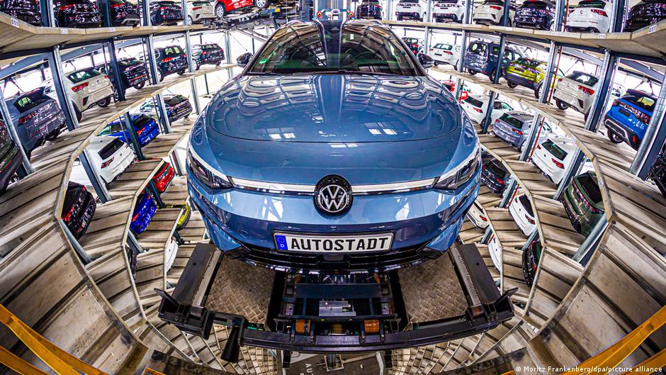 Volkswagen обогнал Tesla по продажам электромобилей в Европе Германский автоконцерн по итогам 2025 года стал самым крупным продавцом электромобилей в Европе сообщил немецкий телеканал ARD со ссылкой на консалтинговую компанию JATO По ее данным в 2025 года компания из Вольфсбурга продала 274 278 электромобилей на 56 выше уровня 2024 года Такой результат достигнут в основном благодаря продажам новых моделей VW в том числе электромобиля для среднего класса ID 7 Таким образом VW может сместить лидера сегмента американского производителя Tesla предполагают журналисты Точных данных о ее продажах в Европе в 2025 не приводится но сказано что они упали на 27 Среди основных причин называют дурную репутацию компании Илона Маска в ФРГ и его ставку на продажу в Европе устаревших моделей Тем не менее Modell Y Tesla стала самой продаваемой моделью электромобиля в Европе в 2025 году На втором месте Elroq от автопроизводителя Skoda входящего в концерн VW dwglavnoe