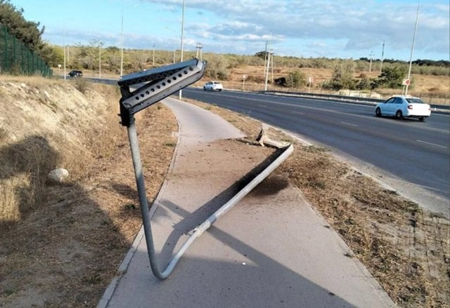 Севастопольцев просят помочь найти водителя который въехал в опору наружного освещения на Камышовом шоссе и скрылся ДТП произошло предположительно 7 сентября  Очевидцев происшествия просят обратиться телефону оперативно диспетчерской службы Горсвета 8692 777 800 или адресу электронной почты gorsvet sev gov ru ForPost