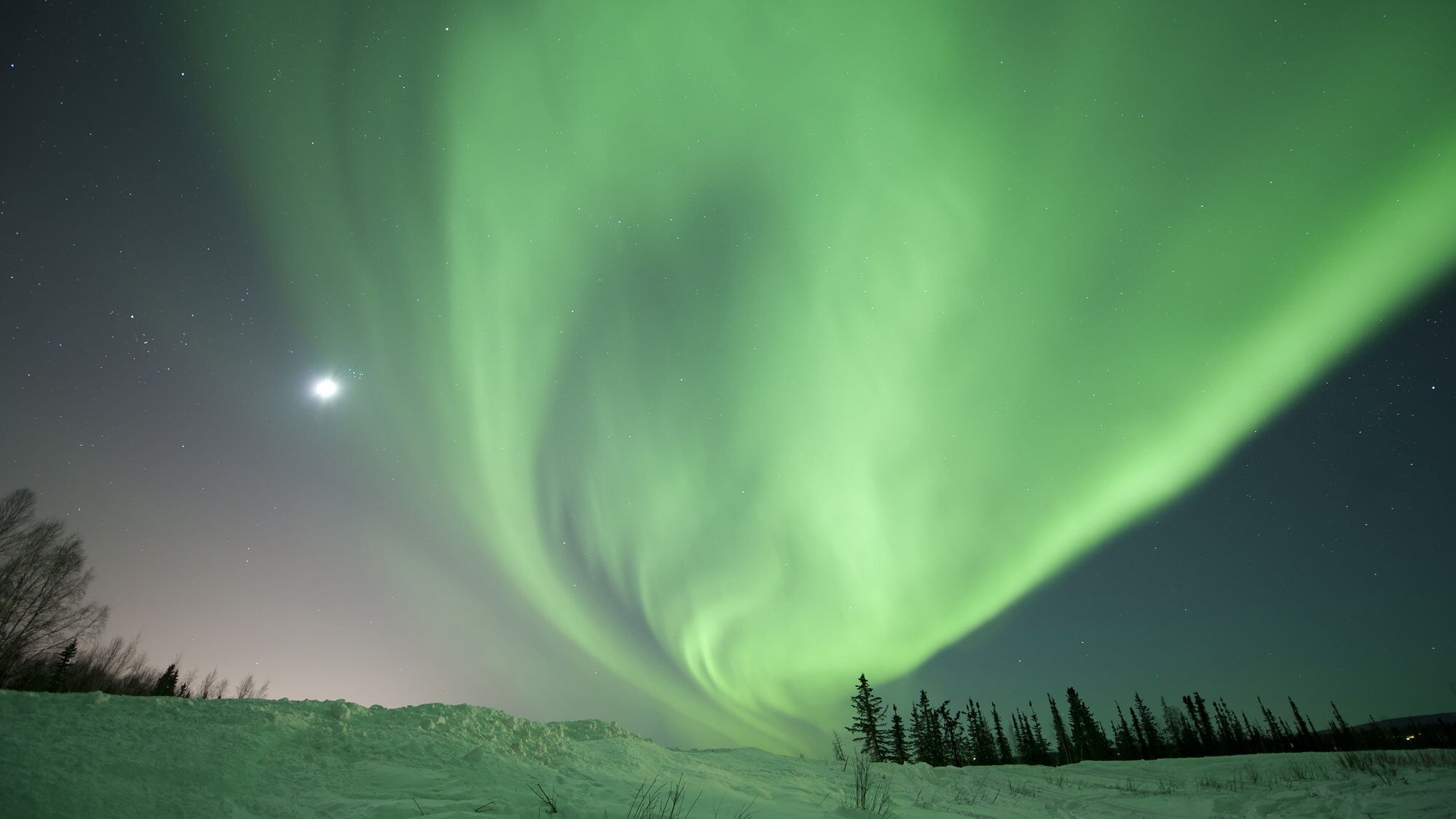 Вторая магнитная буря января сопровождавшаяся сильными полярными сияниями произошла ночью в воскресенье сообщили в Лаборатории солнечной астрономии Института космических исследований ИКИ РАН Вторая в новом 2026 году магнитная буря произошла сегодня ночью и сопровождалась неожиданно сильными северными сияниями нижняя граница которых местами доходила до широт около 50 градусов Пик сияний наблюдался с 1 до 3 часов ночи по московскому времени и достигал высшего уровня 10 по шкале интенсивности рассказали в ИКИ РАН Буря стала реакцией на приход к Земле облака плазмы выброшенного в ходе одной из слабых вспышек произошедших в последние несколько суток добавили ученые