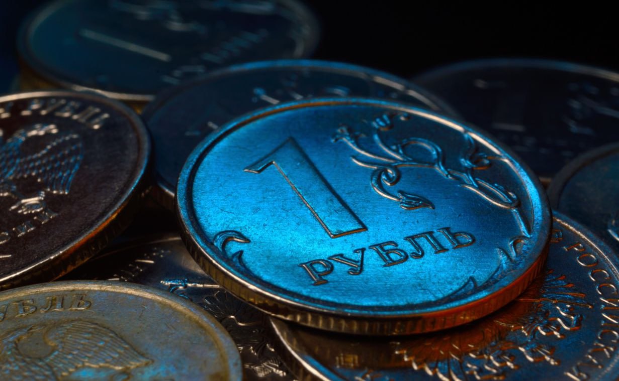 Дефицит консолидированного бюджета вырос в 2 6 раза Консолидированный бюджет РФ в 2025 году по предварительной оценке исполнен с дефицитом 8 трлн 291 5 млрд рублей сообщает Федеральное казначейство Это является рекордным показателем Дефицит в 2024 году составил 3 трлн 225 1 млрд рублей Дефицит федерального бюджета в прошлом году составил 5 трлн 625 6 млрд рублей при доходах 37 трлн 283 6 млрд рублей и расходах 42 трлн 909 2 млрд рублей Консолидированные бюджеты регионов РФ исполнены с дефицитом 1 трлн 538 5 млрд рублей рост в 5 2 раза к дефициту 297 4 млрд рублей в 2024 году Доходы региональных бюджетов составили 25 трлн 858 8 млрд рублей расходы 27 трлн 397 2 млрд рублей fatcat18