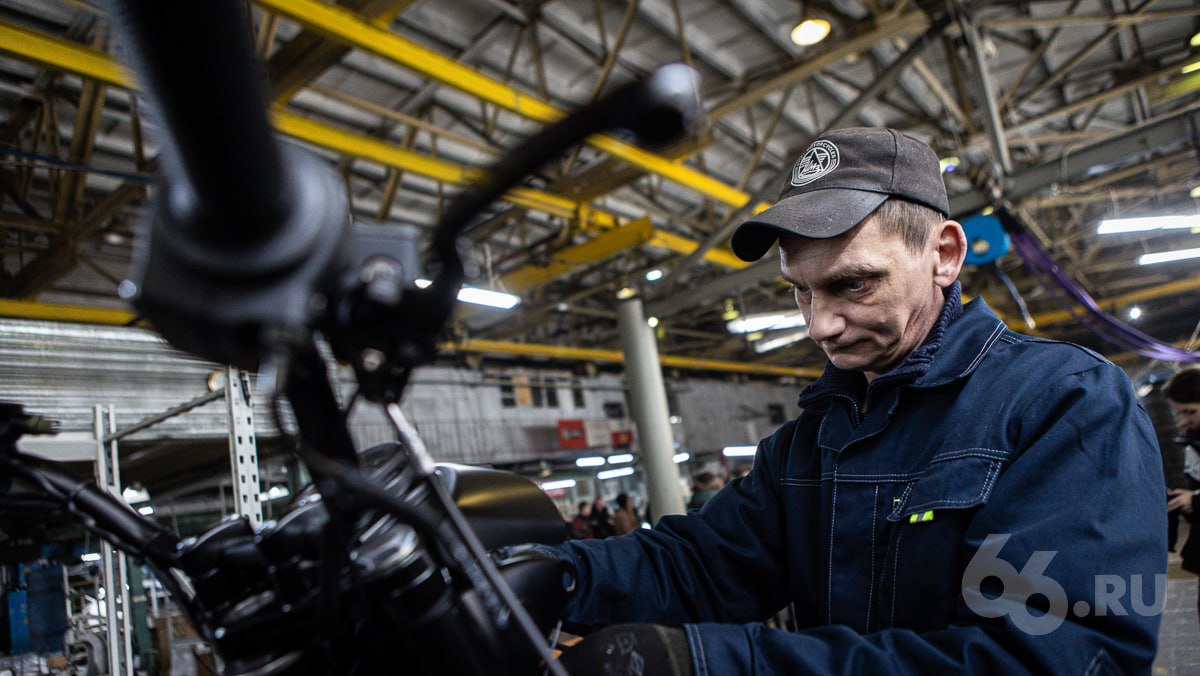 Зарплаты будут расти еще медленнее в следующем году К такому выводу пришли аналитики SuperJob Ощутимее всего доходы вырастут у айтишников на 8 10 в том числе senior разработчиков DevOps и ML инженеров на 12 15 узкоспециализированных врачей в частных клиниках 10 12 инженеров и квалифицированных рабочих 9 12 При этом в массовых профессиях логистике ритейле доставке рост доходов замедлится и составит 7 9 Как отмечают аналитики в 2026 м на зарплату будет влиять не столько должность сколько уровень квалификации и личная результативность сотрудника В 2025 году темп роста средней зарплаты снизился до 13 7 В реальном выражении за вычетом инфляции он составил 4 9 Подписывайся на 66 RU Новости из Екатеринбура