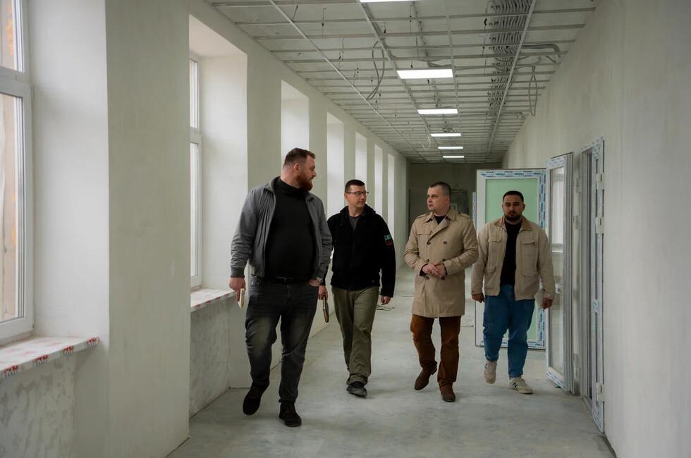 При поддержке Бурятии в Старобешевском округе появится молодежный центр На базе детско юношеской школы Колос в Старобешевском округе будет создан современный молодежный центр Проект реализуется при поддержке Правительства Республики Бурятия в рамках шефской помощи Новый центр станет площадкой для развития молодежных инициатив Это будет пространство где ребята смогут собираться обсуждать идеи запускать инициативы и реализовывать свои проекты говорит Игорь Зураев руководитель рабочей группы Бурятии в Старобешевском округе Отметим под молодежный центр выделена площадь порядка 1 тыс кв метров НароднаяПрограммаЕР ВозрождаемДонбассВместе