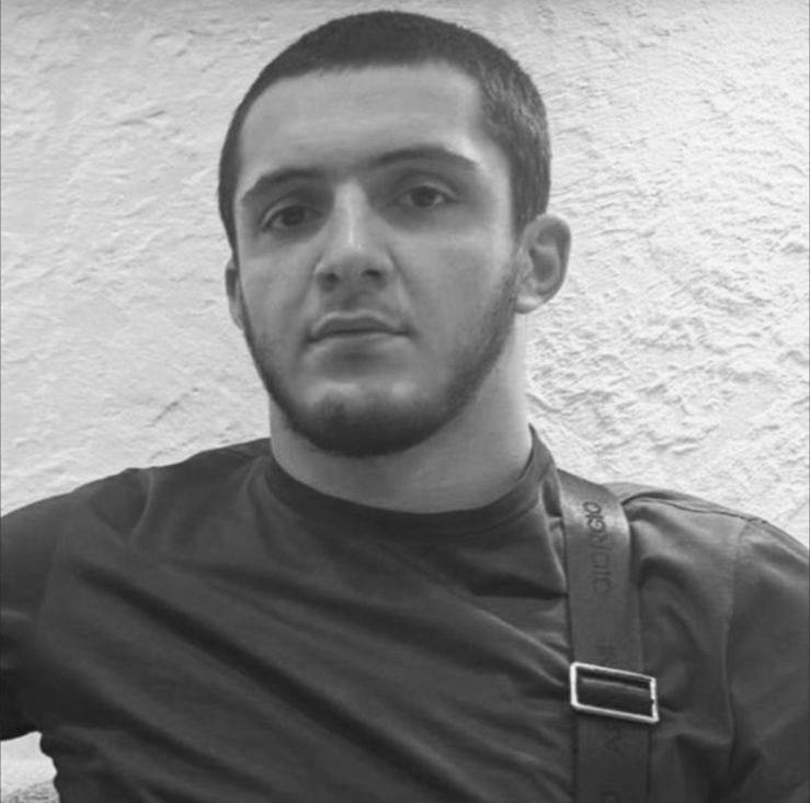 При ДТП служебного автомобиля Дагэнерго погиб электромонтёр двое коллег тяжело пострадали 20 января в результате дорожно транспортного происшествия с участием служебного автомобиля филиала Дагэнерго погиб электромонтёр Буйнакских РЭС Шамиль Магомедов В момент аварии сотрудники направлялись на объект для выполнения служебных обязанностей В результате ДТП также получили тяжёлые травмы руководитель Буйнакских РЭС А Р Раджабов и электромонтер М К Курахмаев Они находятся под наблюдением врачей им оказывается вся необходимая помощь Министерство энергетики и тарифов Дагестана выразило глубокие соболезнования родным и близким погибшего Пострадавшим сотрудникам пожелали скорейшего восстановления   Подпишись на ДП в МАХ