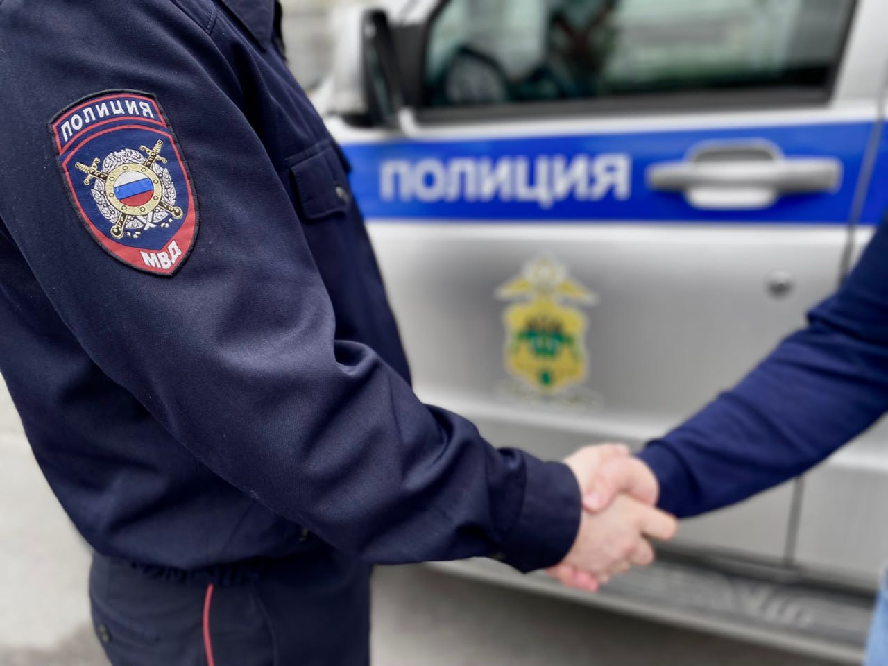 Супруги — пенсионеры из Туапсе поблагодарили начальника ГУ МВД России по Краснодарскому краю  В начале августа пожилая пара под влиянием мошенников продала автомобиль в Новороссийске. Пенсионеры, находясь в городе-герое, пытались перечислить деньги мошенникам, но были остановлены сотрудниками новороссийской полиции.   Супружеская пара из Туапсе обратилась к начальнику ГУ МВД России по Краснодарскому краю генерал-лейтенанту полиции Олегу Агаркову со словами благодарности о работе кубанских полицейских.  В начале августа пожилая пара из Туапсе под влиянием мошенников продала автомобиль в Новороссийске. Пенсионеры, находясь в городе-герое, пытались перечислить деньги мошенникам, но были остановлены сотрудниками новороссийской полиции.  В отделе полиции пенсионеры рассказали, что сначала им позвонили из службы доставки, потом сообщили о взломе «Госуслуг», следом к их несуществующей проблеме подключились сотрудники якобы правоохранительных органов и работники финансовых учреждений. Им рассказали легенду о поимке опасных преступников и тайне следствия, которую нельзя разглашать близким и родственникам. Чтобы «задекларировать» свое имущество, пожилая пара отправилась в Новороссийск и под пристальным контролем злоумышленников продала подержанную иномарку. Затем, на такси, заказанном мошенниками, пенсионеры отправились к банкомату в торговом центре, где и были остановлены полицейским.  В своем письме пожилые люди пофамильно поблагодарили стражей порядка, с которыми познакомились в Новороссийске, и благодаря слаженным и четким действиям которых, удалось восстановить нарушенные права граждан и вернуть имущество.  «Спасибо, что у Вас служат высококвалифицированные специалисты готовые протянуть руку помощи людям, попавшим в беду, по своей наивности и невнимательности. Здоровья, успехов в Вашей кропотливой работе», - поделились жители Туапсе.  Пресс-служба Управления МВД РФ по городу-герою Новороссийску