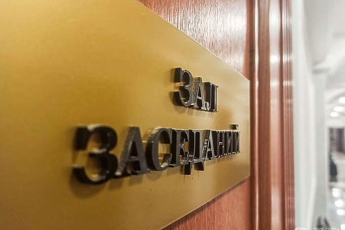 Суд оштрафовал иноагента работавшего корреспондентом Утреннего экспресса на Четвертом канале Кировский районный суд Екатеринбурга оштрафовал журналиста Владимира Раевского внесен Минюстом РФ в реестр иноагентов за нарушение порядка деятельности иноагента пишет URA RU со ссылкой на пресс службу суда Роскомнадзор составил в отношении Раевского протокол за отсутствие в публикациях иноагента соответствующей плашки сообщает Telegram канал СВЕТ Екатеринбург Судя по картотеке суда ему назначен штраф в размере 30 тысяч рублей по статье 19 34 КоАП РФ Нарушение порядка деятельности иностранного агента сообщает URA RU Свою карьеру Раевский начинал в Екатеринбурге корреспондентом программы Утренний экспресс на Четвертом канале В 2008 году переехал в Москву где получил опыт работы продюсером редактором и ведущим С 2022 года Раевский проживает за границей uralweb ru