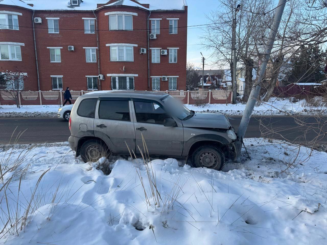 В Оренбурге водитель «Нивы» врезался в опору ЛЭП и погиб  #Про_Происшествия  Смертельная авария произошла сегодня днем на улице Ташкентской, сообщают в региональном УМВД.  Сотрудники полиции установили, что 66-летний водитель автомобиля «Шевроле Нива», двигаясь по улице Ташкентской в сторону улицы Цвиллинга, потерял управление и врезался в опору линии электропередач.  В результате происшествия водитель скончался до прибытия скорой помощи.   Правоохранительные органы проводят расследование для установления всех обстоятельств случившегося.  Фото: УМВД региона