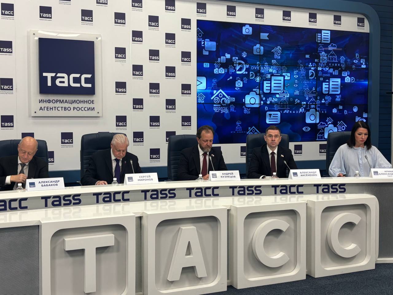 Навести порядок в сфере ЖКХ призвал Зампред Комитета Госдумы по строительству и ЖКХ Александр Аксёненко.    В частности он отметил что с 1 июля в стране произошло лавинообразное повышение тарифов на ЖКУ, в ряде регионов рост составил 20-30%, что гораздо больше величины, установленной Правительством РФ.   Парламентарий добавил, что изношенность сетей в ряде регионов достигла 80%, отсюда и ежегодный рост коммунальных аварий. И призвал срочно навести порядок в сфере ЖКХ:   «Наша фракция настаивает на том, что не менее 20% сборов за ЖКУ должно идти на ту самую модернизацию, которая не проводилась 30 лет и теперь нужна уже в срочном порядке! Кроме того, каждая копейка должна быть «окрашена», чтобы не было ни одной возможности потратить деньги «не по назначению»  - заявил Аксёненко.  ——————————