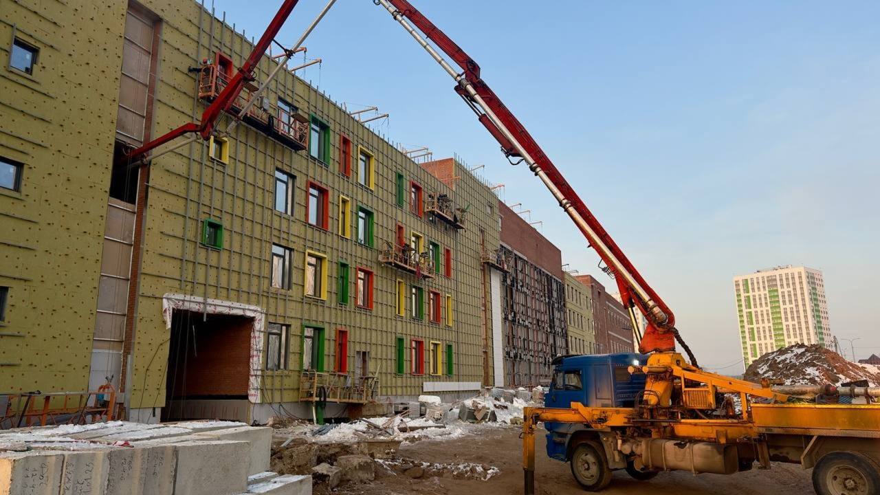 В Сургуте построят инклюзивную школу с бассейном почти за 3 млрд рублей В 2026–2027 годах в Сургуте планируют возвести инклюзивную школу на 1500 мест. Стоимость объекта составит более 2,8 млрд рублей, следует из информации на сайте госзакупок. В школе площадью 22,8 тыс. кв. м. обустроят бассейн, зрительный и спортивный залы. Также здесь обеспечат безбарьерную среду для детей-инвалидов, в том числе оборудуют кабинет коррекционной педагогики и лифт. На территории учреждения расположатся гимнастический городок с беговыми дорожками и прыжковыми ямами, парковки для персонала и родителей. Сейчас власти Югры ищут подрядчика для подготовки проекта стоимостью 52,6 млн рублей. Он завершит проект будущего здания до 16 ноября 2026 года. _________ NEFT