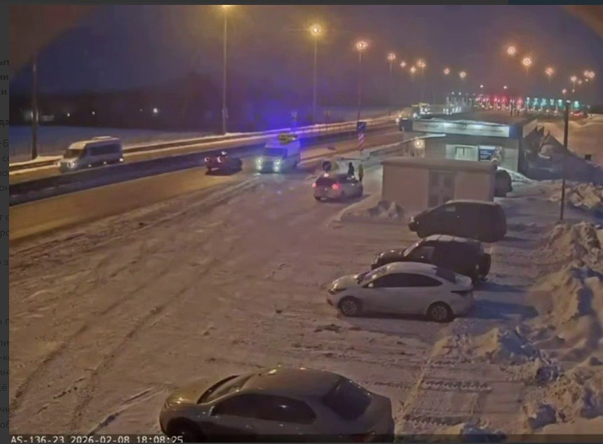 Чудо на трассе девочка появилась на свет по пути в Калугу У женщины отошли воды на 137 м км трассы М 3 Украина по пути из Малоярославца в Калугу На помощь бросилась кассир контролер Ирина Скобкина позвонила в скорую и по инструкциям медиков сама приняла роды перерезала пуповину и следила за мамой и малышкой до приезда врачей Её коллега Александра Макаренко тоже оказывала поддержку Позже отец вернулся чтобы сердечно поблагодарить героинь Сейчас мама и дочка в больнице под наблюдением медиков с ними всё хорошо Смотрите видео в источнике Подписывайтесь на наш канал в МАХ