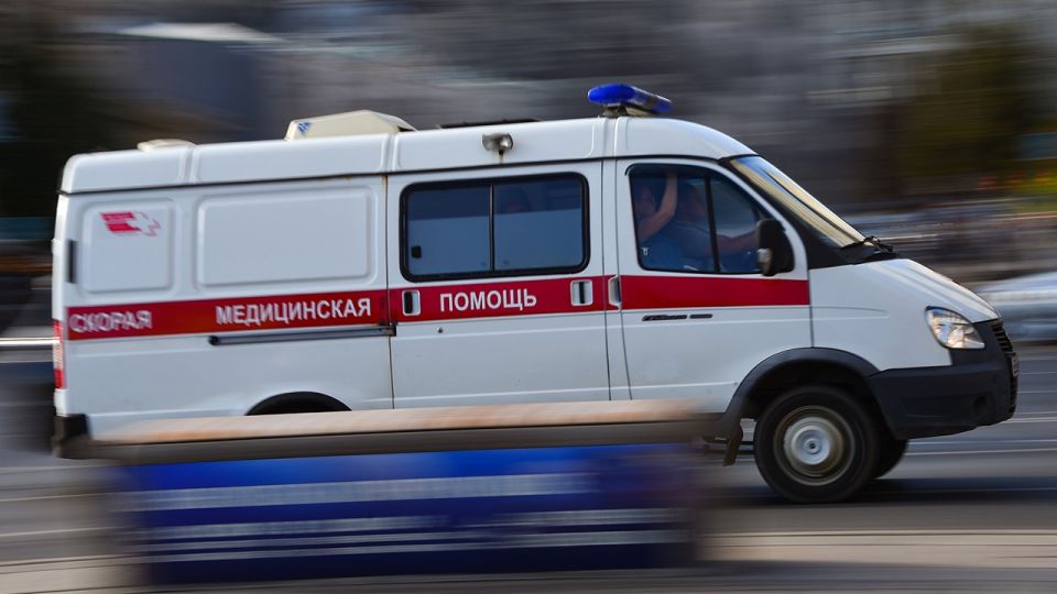 Три человека ранены после атаки дрона ВСУ по скорой помощи в Лисичанске Фельдшера с тяжелыми ранениями головы, груди и конечностей направили в Луганскую республиканскую клиническую больницу.Боевики ВСУ атаковали автомобиль скорой медицинской помощи в центре Лисичанска ЛНР. В результате фельдшер в тяжелом состоянии. Также там находилась медсестра терапевтического отделения и водитель, все трое госпитализированы. Как сообщили в правительстве региона, для удара ВСУ применили беспилотник. «Автомобиль скорой помощи атакован БПЛА ВСУ в центре Лисичанска. Пострадали три человека. В тяжелом состоянии фельдшер», - уточнила пресс-служба правительства ЛНР, цитируя главу минздрава республики Наталью Пащенко. У водителя кареты скорой помощи множественные осколочные ранения. Фельдшер получила ... Подробнее>>>