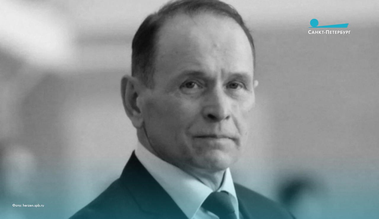 Умер прославленный советский гимнаст Александр Дитятин Ему было 68 лет Это невосполнимая потеря для всех нас Светлая память об Александре Николаевиче Дитятине навсегда останется в наших сердцах отметил в соболезновании Сергей Тарасов ректор РГПУ имени А И Герцена Александр Николаевич Дитятин уроженец Ленинграда появился на свет 7 августа 1957 года Его восхождение к спортивным вершинам началось в 1975 году с победы на европейском чемпионате по спортивной гимнастике в командном зачете Тогда же он завоевал серебро в упражнениях на брусьях а также бронзовые медали в личном многоборье и упражнениях на кольцах В 1979 год стал триумфальным на европейском первенстве он взял три золота и одно серебро в упражнениях на брусьях Имея степень кандидата педагогических наук с 2002 года он возглавлял кафедру гимнастики и фитнес технологий в Герценовском университете В 2005 году в РГПУ им А И Герцена защитил диссертацию посвященную физической подготовке юношей с девиантным поведением в контексте начальной военной подготовки Наши новости в Телеграм VК ОK MAX