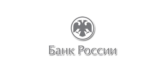 За 9 месяцев на Кубани обнаружили 282 фальшивки Банки Краснодарского края за 9 месяцев 2025 года выявили 266 фальшивых банкнот и монет на общую сумму более 950 тысяч рублей По сравнению с аналогичным периодом прошлого года число подделок уменьшилось на 41 штуку Чаще всего подделывали купюры номиналом 5000 рублей образца 1997 года их выявлено 170 штук фальшивых тысячерублевых 78 купюр номиналом 2000 рублей 11 штук и 500 рублей 3 банкноты Также выявлена одна фальшивая монета номиналом 10 рублей Кроме того на Кубани обнаружены поддельные деньги иностранных государств 15 долларов США и одна банкнота евро Все они изъяты из оборота По данным опроса который Банк России провел в прошлом году жители нашей страны чаще всего самостоятельно проверяли на подлинность банкноты крупных номиналов и в основном искали на них водяной знак Чтобы его увидеть достаточно рассмотреть банкноту на просвет Этим же способом можно проконтролировать защитную нить Некоторые элементы видны при наклоне если повернуть купюру под острым углом просматриваются скрытые буквы РР или символ рубля на однотонных участках В зависимости от ориентации банкноты буквы выглядят светлыми на темном фоне или темными на светлом фоне А на ощупь можно распознать рельефную надпись Билет Банка России Если вам дали сдачу наличными на рынке или в магазине лучше убедиться в подлинности денег Для надежности нужно проверить не менее трех защитных элементов и при этом разными способами Важно помнить что сомнительной купюрой ни в коем случае нельзя расплачиваться Лучше отнести ее в банк на экспертизу это бесплатно рассказывает заместитель начальника Южного ГУ Банка России Владимир Лютов Вся информация о защитных признаках российских денег собрана в мобильном приложении Банкноты Банка России А для детей есть компьютерная игра Космический детектив тайна семи банкнот Она научит внимательному отношению к наличным с раннего возраста По материалам Южного ГУ Банка России Апшеронский рабочий