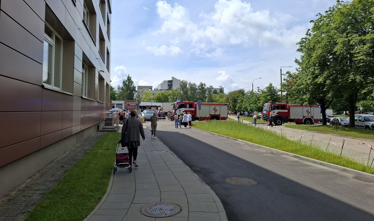 Сообщается о пожаре в Каролинишкской поликлинике, приехали пожарные-спасатели По предварительным данным, пожар был в подстанции, в здании поликлиники пропало электричество. На месте происшествия работают два экипажа пожарных, ждут работников компании Elektros skirstymo operatorius ESO . Очевидец рассказал Delfi, что в поликлинике нет электричества. www.delfi.lt/a/120124317