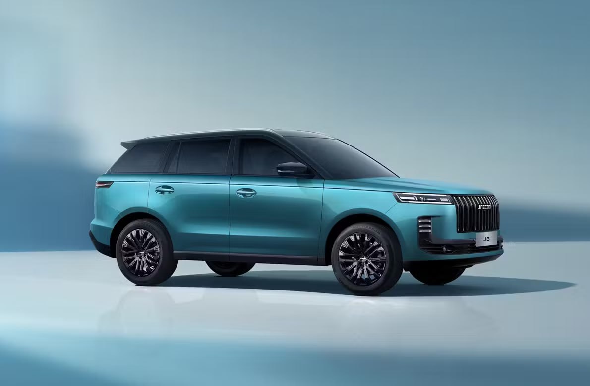 Jaecoo стал в России Jeland официально После появления информации о перезапуске завода в Шушарах АГР Холдинг официально представил в России новый автомобильный бренд Jeland Начало производства автомобилей бренда Jeland запланировано на 1 половину 2026 года Дополнительная информация о философии бренда модельном ряде и сроках выхода на рынок будет представлена позднее отмечается в релизе АГР Пишут что новая марка будет развиваться в сотрудничестве с китайской компанией Defetoo которая уже поставляет машинокомплекты для Tenet