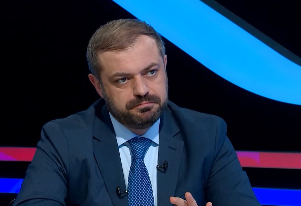 Первая партия российской пшеницы прибыла в Армению через Азербайджан Папоян Это российская пшеница которая обычно прибывала через Верхний Ларс где как известно нередки очереди и препятствия для транспортного сообщения Российская пшеница по железной дороге прибыла в Азербайджан и поскольку в настоящее время у Армении нет прямого железнодорожного сообщения с Азербайджаном отправилась в Грузию и оттуда въехала в Армению сказал министр экономики РА Геворг Папоян Он добавил что в ближайшие дни ожидается прибытие казахстанской пшеницы При этом Папоян не смог ответить на вопрос о том насколько сокращается дорога благодаря новому маршруту а также о том как это повлияет на цены на хлеб Подписывайтесь на arkanewsagency