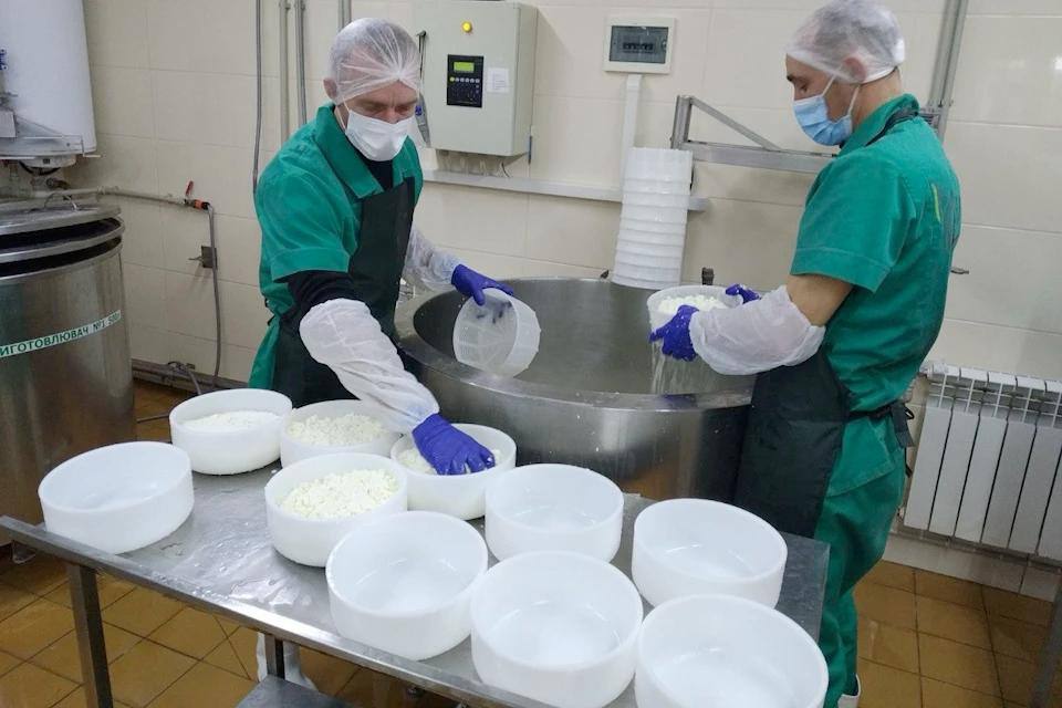 В Херсонской области участники свободной экономической зоны инвестируют 15 7 миллиардов рублей в проекты по сельскому хозяйству строительству энергетике деревообработке и пищевой промышленности С начала года заключили 29 новых договоров с участниками СЭЗ вложения превысили 11 9 миллиардов рублей Проекты создают более 500 рабочих мест и помогают развивать местные бренды Компании из СЭЗ укрепляют экономику региона например строят вышки для мобильной связи выпускают электронные приборы бетон обеспечивают работу автозаправок Развитие СЭЗ приносит важные преимущества налоговые и таможенные льготы льготные кредиты поддержку в кадровом обеспечении и доступ к закупочным процедурам