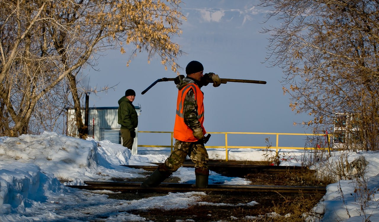 Спрос на вахтовиков резко вырос в Челябинской области За третий квартал 2025 года на Южном Урале было открыто 11 9 тысяч вахтовых вакансий что в два раза превышает показатели начала года Регион занимает второе место среди уральских субъектов по потребности в вахтовиках уступая только Свердловской области На долю Южного Урала приходится 26 всех вахтовых предложений Уральского федерального округа Наиболее востребованными остаются рабочие специальности разнорабочие 18 вакансий машинисты 11 и сварщики 10 При этом формат вахты становится популярным и среди представителей других профессий за три месяца на Урале было открыто более 60 вакансий для врачей Медианная зарплата на вахте в регионе составляет 162300 рублей что в 2 3 раза превышает среднее предложение на местном рынке труда Самые высокооплачиваемые специалисты сварщики с медианной зарплатой 258 4 тысячи рублей геодезисты 201 4 т р и водители 201 т р С начала года зарплаты на вахте выросли на 5 добавив работникам 7200 рублей к доходу eugenejut