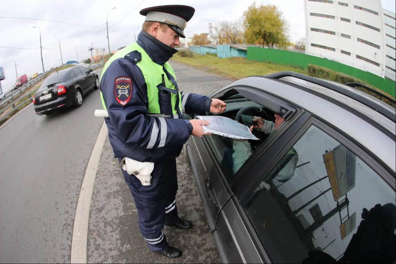 В России хотят вернуть скидку в 50% на оплату штрафов  В Госдуму поступил законопроект, разработанный главой комитета Госдумы по труду, социальной политике и делам ветеранов Ярославом Ниловым, который предлагает вернуть 50% скидку на административные штрафы при их оплате в течение 20 дней. Депутат  акцентировал, что скидки повышают мотивацию к своевременной оплате.  Раннее в России действовала 50%-ная льгота при своевременной оплате штрафов, однако с начала 2025 года при повышении размеров взысканий скидка была сокращена до 25%.    Кто за?