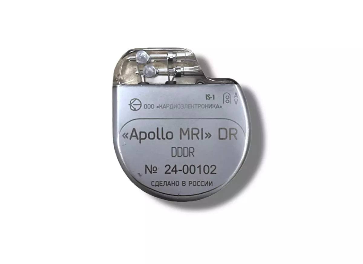 Ростех создал МРТ совместимый кардиостимулятор Кардиостимулятор Apollo MRI разработанный компанией Кардиоэлектроника имплантируется под кожу и непрерывно отслеживает частоту и регулярность сердечного ритма с учетом индивидуальных особенностей пациента Устройство накапливает данные о работе сердца что позволяет врачу получать полную картину состояния пациента и корректировать лечение Главное преимущество новинки в том что она безопасна для прохождения МРТ исследований что невозможно с обычными моделями Это расширяет возможности диагностики и повышает эффективность лечения  По планам Ростеха к 2027 году производство Apollo MRI может достичь 5000 устройств в год что позволит обеспечить российских пациентов современными технологиями и снизить зависимость от импорта Подпишитесь на Электричку