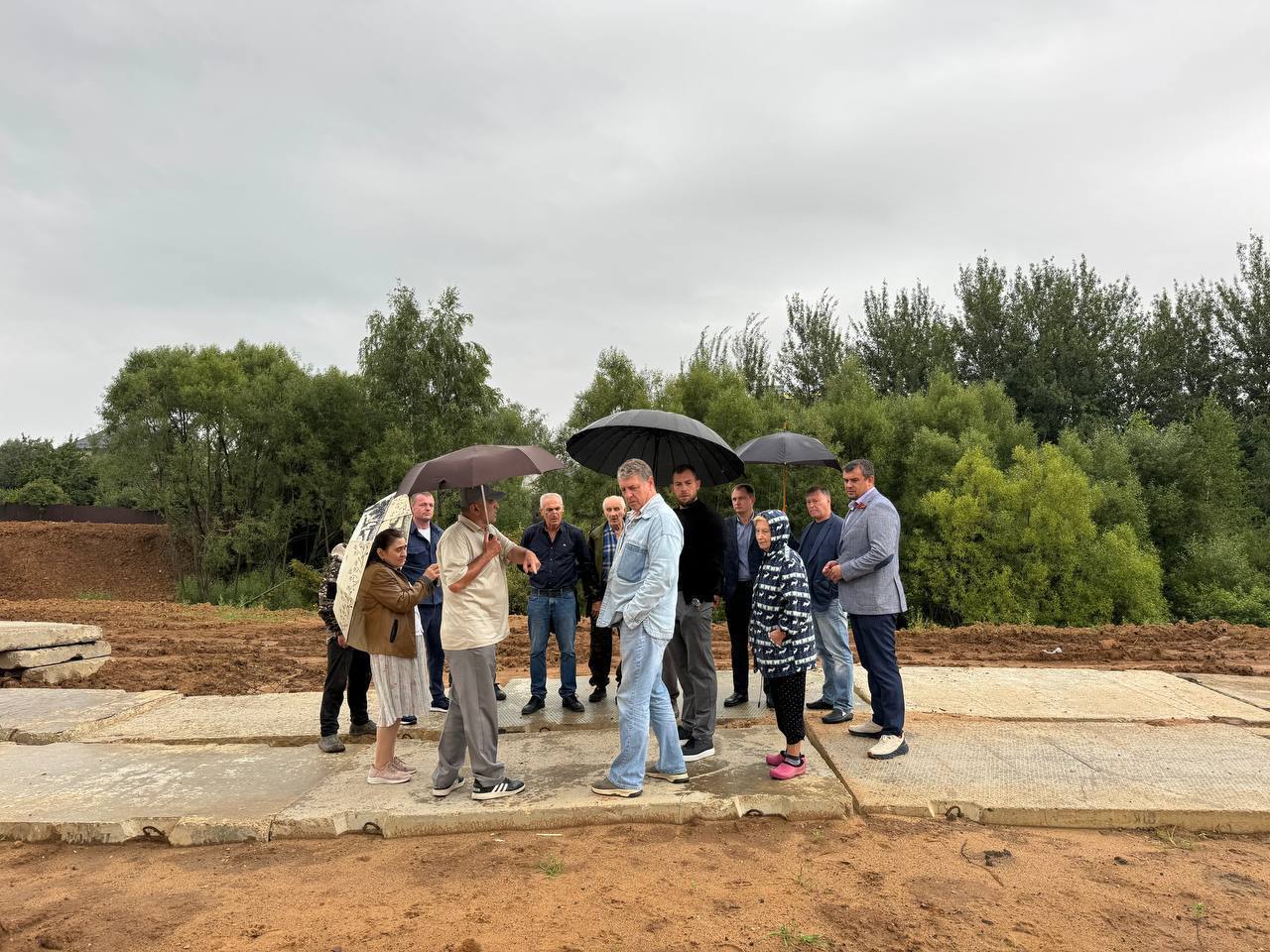 ⏺Водоотводящую канаву для защиты жилых домов от подтоплений временно установят в деревне Сгонники  Жители жаловались на собственника крупного участка, который вёл строительные работы на границе водоохранной зоны реки Сукромка. Эти манипуляции нарушили естественное водоотведение и вызвали подтопление ливневыми и дождевыми водами.    Завтра специалисты Минэкологии возьмут пробу грунта, замерят и дадут оценку возможному вреду окружающей среде. Ещё проверят соблюдение природоохранного законодательства.    Собственнику дали рекомендации: обустроить систему водоотведения с локальными очистными сооружениями или перекачать ливневые воды на участок с очистными сооружениями.   Пока что владелец организует водоотводящую канаву от подтоплений.