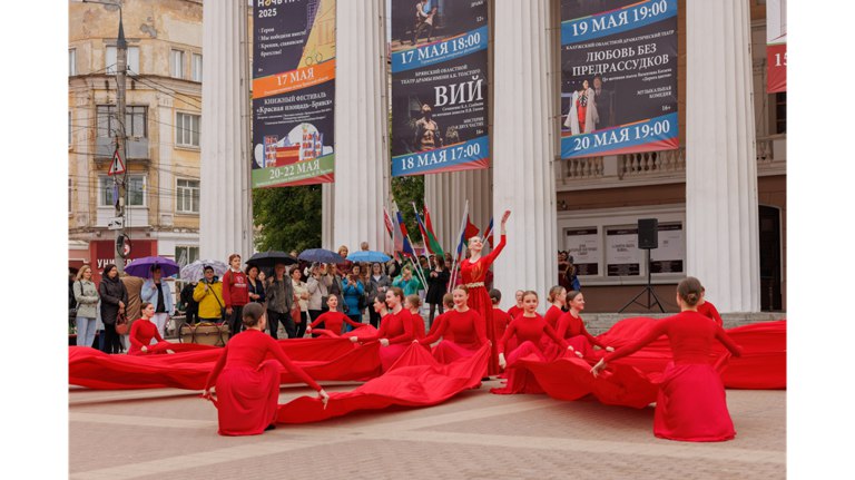 В Брянске открылся XXVI Международный фестиваль «Славянские театральные встречи» Торжественная церемония прошла на площади перед драмтеатром. ƃℾ подписаться прислать новость