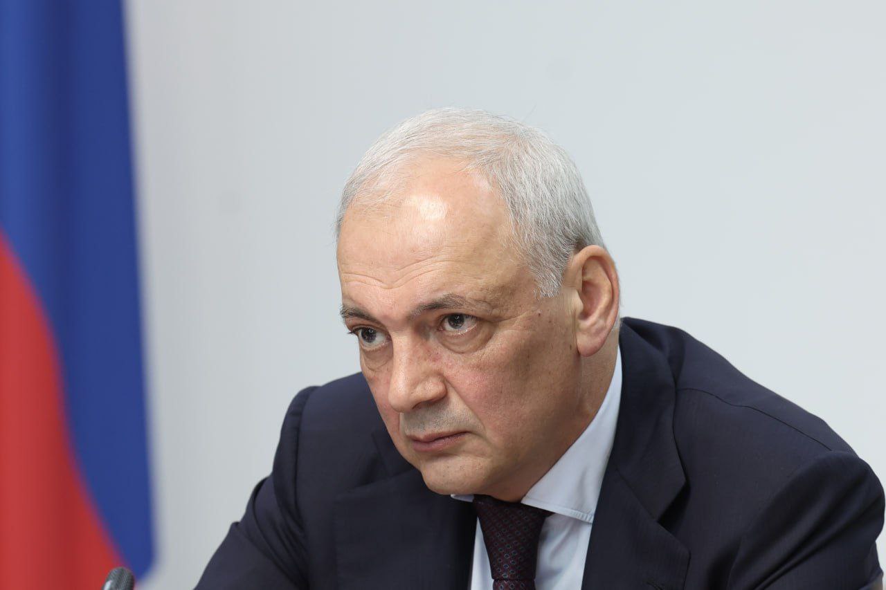 Замглавы Администрации Президента Магомедсалом Магомедов высоко оценил работу регионов Уральского федерального округа в сфере реализации Стратегии государственной национальной политики. "В Уральском федеральном округе проводится системная, постоянная, ежедневная работа по решению вопросов, связанных с реализацией государственной национальной политики. К сожалению, есть некий рост напряжённости, тревожность в настроениях людей. В первую очередь, она связана с иностранными гражданами, с мигрантами. Мы сегодня об этом говорили и выработали систему мер, которая будет этому противостоять. Я считаю, что в УрФО не будут допущены серьезные конфликты или проявления на этой почве". Он также добавил, что для многонациональной России вопрос межнационального мира и согласия является приоритетным, это вопрос самого существования государства. Фото: Наиль Фаттахов, АО "Обл-тв".