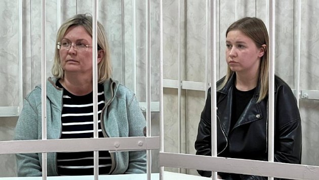 Жестокие методы воспитания Новосибирский суд отправил руководителя и воспитателя частного детсада «Маленький принц» в колонию за избиение малышей. Елена Чубыкина и Анна Ершова оказались на скамье подсудимых после того, как их систематические издевательства над детьми попали на камеру наблюдения. Мучительницы били воспитанников руками, ногами и различными предметами, например, одеждой – кепкой и платьем. От их рук пострадали 11 ребят в возрасте от двух до шести лет. 12 октября 2023 года обеих арестовали. 8 июля 2025 года Октябрьский районный суд Новосибирска признал их виновными. Елену Чубыкину приговорили к 4,5 годам лишения свободы в колонии общего режима, а Анну Ершову – к 3,5 годам в колонии с такими же условиями содержания. Кроме того, суд взыскал с виновниц в пользу потерпевших компенсацию морального вреда на общую сумму 580 тысяч рублей. Вести Новосибирск