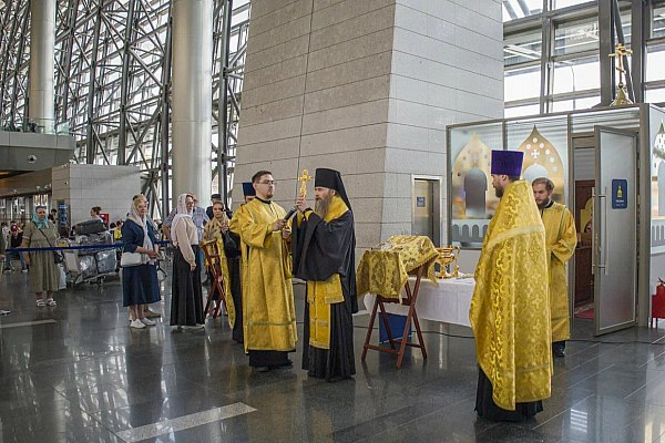 В аэропорту Внуково освятили православную часовню В Международном аэропорту Внуково состоялось торжественное освящение часовни в честь Святителя Николая Чудотворца. Именно этот святой в православной традиции покровительствует путешественникам. Чин освящения по благословения Святейшего Патриарха Московского и всея Руси Кирилла совершил епископ Павлово-Посадский Силуан. Об этом сообщает AVIA.RU. Как рассказали в пресс-службе воздушной гавани, Владыка передал благословение и благодарность Патриарха всем неравнодушным людям, которые вложили свое усердие в создание места для вознесения молитв. Он совершил чин освящения, окропив святой водой часовню и всех молящихся. Богослужебные песнопения чина освящения совершал праздничный хор викариатства. aviaru.net/n285565