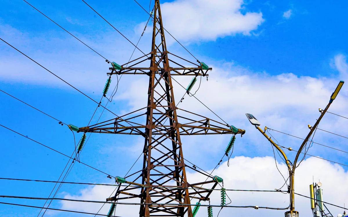 К 2027 году Казахстан полностью закроет внутренние потребности в электроэнергии По данным Минэнерго уже к концу первого квартала 2027 года страна полностью покроет потребности экономики в электроэнергии а к 2029 году ожидается устойчивый профицит с потенциалом для экспорта Сегодня энергосистема включает 241 источник из которых 162 возобновляемые а общая установленная мощность достигла 26 7 ГВт В ближайшие годы планируется ввод более 26 ГВт новых мощностей включая модернизацию старых станций строительство традиционной генерации ВИЭ и атомной электростанции Министерство уже реализует ряд крупных проектов которые позволят полностью закрыть потребности экономики к 2027 году а к 2029 году планируется выход на уверенный профицит Вся работа нацелена на одно обеспечить надежность эффективность и устойчивость энергосистемы всей страны отметил министр энергетики РК Ерлан Аккенженов ℹ  Подробнее о проектах новых электростанциях и инвестиционном механизме читайте здесь kazinform news