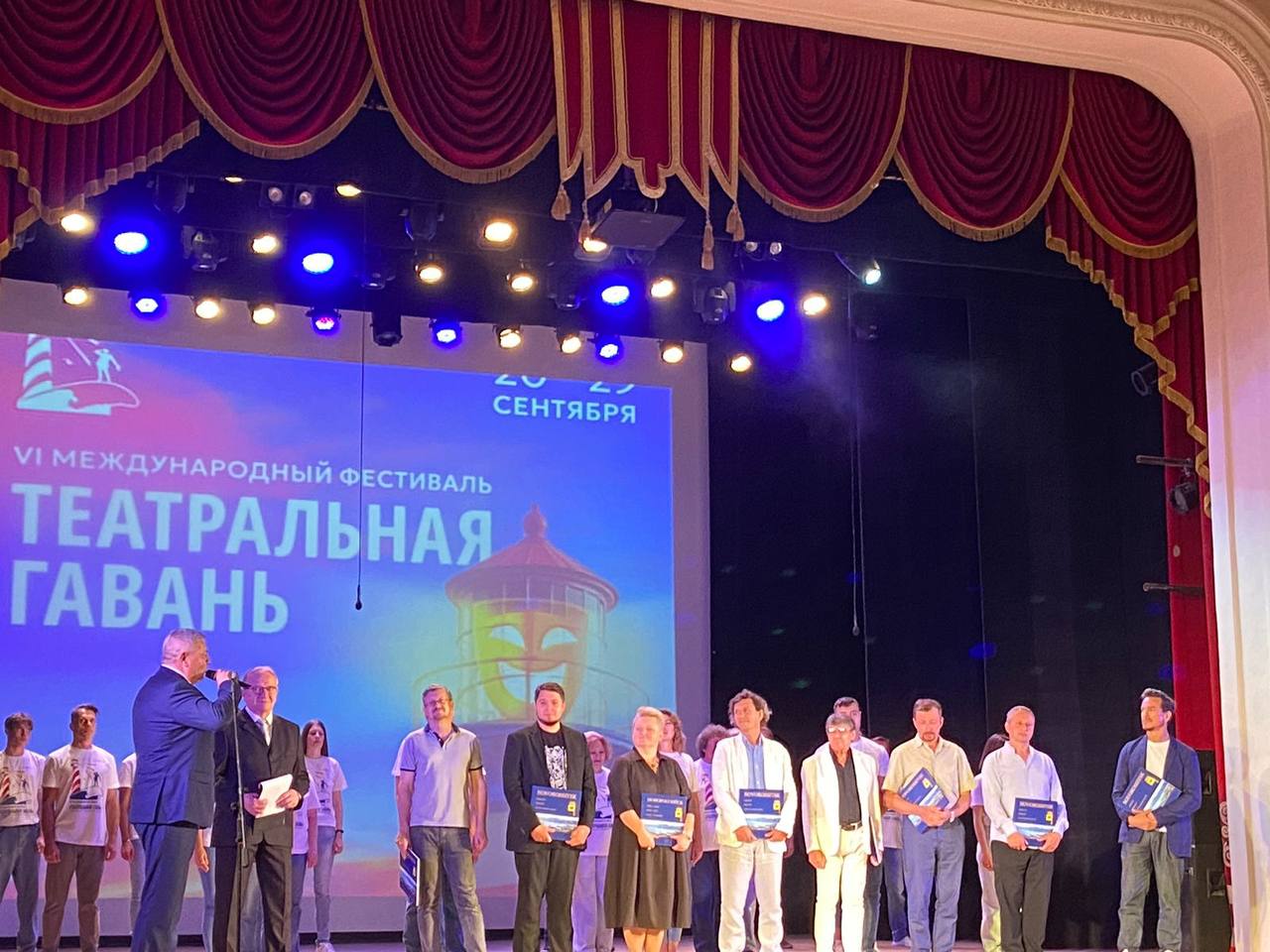 #НР_культура  В Новороссийске прошло торжественное закрытие фестиваля «Театральная гавань»  Завершение фестиваля «Театральная гавань» в Новороссийске сопровождалось бурей эмоций у зрителей, многие из которых не смогли попасть на все спектакли из-за нехватки билетов. За 10 дней на пяти площадках прошло 23 постановки, которые посмотрели 15 тысяч человек.   В фестивале участвовали театры из России, Норвегии и Азербайджана. На торжественной церемонии закрытия также отметили 65-летие Новороссийского драматического театра. Эксперты высоко оценили премьеру спектакля «Преступник поневоле», который рекомендовали для участия в конкурсах.    Новороссийский рабочий