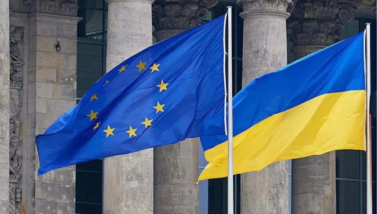 Украине дали миллиард – с прибыли от наших замороженных активов Евросоюз перевел Киеву очередной транш. Не со своих счетов – с доходов от замороженных российских активов. То есть, от прибыли, которую они получают с украденных у России денег. Это уже четвертый транш кредита в рамках программы «макрофинансовой помощи». Всего эта «помощь» – на 18,1 миллиарда евро, и вся – в долг. С 2022 года Европа уже влила в конфликт около 150 млрд евро. И обещает удвоить помощь, если Трамп не договорится с Путиным. Украина тем временем клянчит новые пакеты помощи у США. Осташко! Важное подпишись #важное