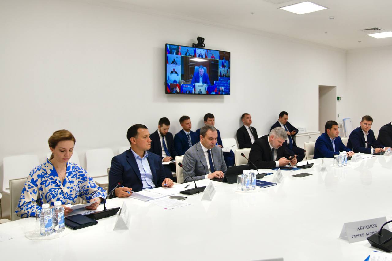 Глава Минстроя России Ирек Файзуллин принял участие в заседании президиума штаба Правительственной комиссии по региональному развитию Мероприятие состоялось под председательством вице-премьера Марата Хуснуллина. В ходе заседания обсудили текущие результаты работы и выполнение показателей в рамках национального проекта «Инфраструктура для жизни». Подвели предварительные итоги заявочной кампании на финансирование проектов в рамках казначейских инфраструктурных кредитов КИК , которые запускаются в этом году в продолжение, которые являются продолжением механизма инфраструктурных бюджетных кредитов ИБК . Куратором КИК выступает Минстрой России, оператором – ППК «Фонд развития территорий». Министр строительства и ЖКХ Ирек Файзуллин в рамках своего доклада рассказал о текущем статусе рассмотрения заявок регионов по инфраструктурным проектам, планируемым к реализации с помощью казначейских инфраструктурных кредитов. «Использование казначейских инфраструктурных кредитов открывает дополнительные возможности для реализации в регионах проектов ЖКХ и социально значимых проектов инфраструктуры. Активность 89 регионов страны в заявочной кампании на предоставление казначейских инфраструктурных кредитов наглядно демонстрирует востребованность и эффективность этого механизма в решении задач по улучшению качества жизни граждан России, в том числе в рамках национального проекта “Инфраструктура для жизни"», – сказал Ирек Файзуллин. ФРТ ведёт активную работу по приёму заявок на финансирование инфраструктурных проектов в рамках КИК. В основном регионы планируют направить эти средства на модернизацию жилищно-коммунального хозяйства, а также реализацию проектов социальной, дорожно-транспортной, туристической инфраструктуры. На сегодняшний день благодаря ИБК с 2022 года завершено 507 объектов и мероприятий.