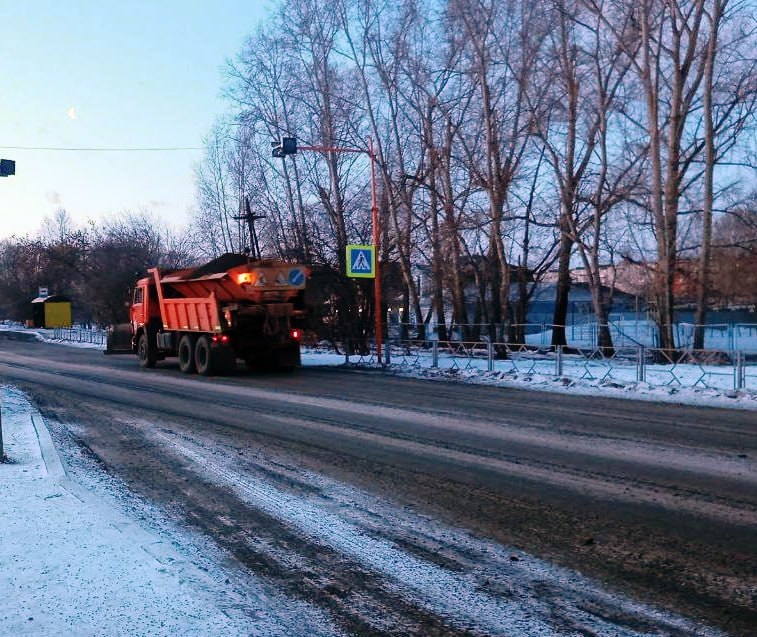 В городе ликвидируют последствия сильного ветра, снегопада и гололедицы.  Резкое похолодание, которое началось вечером 22 января, принесло в город снегопад, сильный ветер и гололедицу.    В некоторых частях города аварийно отключилось электроснабжение,  ремонтные бригады ликвидируют последствия.     Дорожные службы работают в усиленном режиме. Ночью началась подсыпка основных дорог по маршрутам движения автобусов. Позже дорожники приступили к подсыпке внутриквартальных проездов.    Управляющим компаниям рекомендовано в  максимально короткие сроки ликвидировать гололед на придомовых территориях.     О каких-либо разрушениях зданий или сооружений информации не поступало.