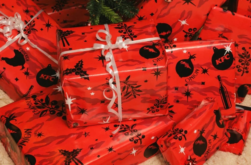 KFC выпустили рождественскую упаковочную бумагу со вкусом бургера.  Lickable Wrapping Paper пропитана ингредиентами бургера Stacker Burger и её в прямом смысле нужно лизнуть, чтобы попробовать на вкус.    Главное, чтобы никто не умудрился облизать ваш подарок до вас.