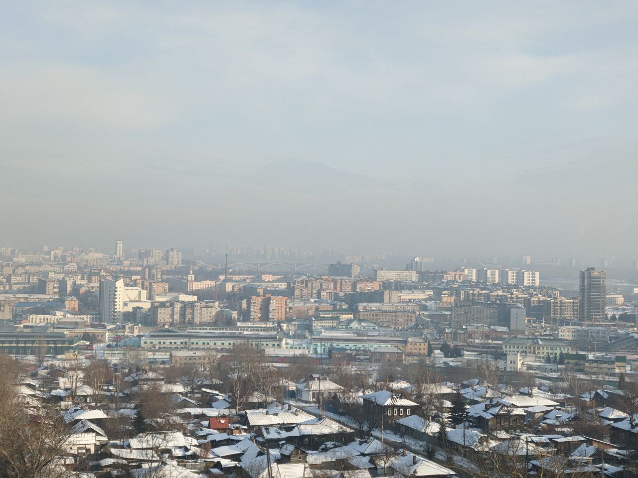 Конец осени и начало зимы красноярцы проведут под чёрным небом На территории Красноярска в течение двух следующих суток ожидаются метеорологические условия неблагоприятные для рассеивания вредных примесей в атмосферном воздухе С 19 часов 29 ноября субботы до 19 часов 1 декабря понедельника объявляются НМУ первой степени опасности сообщили в Среднесибирском УГМС В связи с этим призываю жителей представителей бизнеса и промышленные предприятия отказаться от проведения работ ведущих к загрязнению воздуха а предпринимателям необходимо принять меры по снижению вредных выбросов в период НМУ сказано в обращении министра экологии края Владимира Часовитина Напомним во время режима чёрного неба жителям чтобы сохранить здоровье советуют не открывать окна в квартирах чаще проводить влажную уборку пить больше чистой воды и реже бывать на улице Ознакомиться с текущей экологической ситуацией можно на сайте краевого Центра мониторинга Данные с постов наблюдения за качеством атмосферного воздуха обновляются каждые 20 минут Телефон круглосуточной горячей линии минэкологии 8800 20 11 116 Newslab в ТГ МАХ ОК ВК Дзен Буст