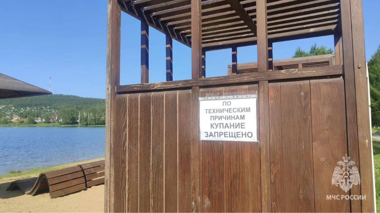 Ушел купаться и не вернулся Вчера вечером в МЧС Башкортостана поступило сообщение от мужчины, который сообщил, что на городском пруду в Учалах его друг выпил алкоголь и пошёл купаться. Водолазной группой добровольцев извлечен погибший 44-летний мужчина. Он был обнаружен в 20 метрах от берега, на глубине 2,5 метра. На беругу имеется множество аншлагов о запрете купания. Проводятся оперативно-следственные мероприятия. МЧС России призывает: не купайся в необорудованных местах; не заходи в воду в состоянии алкогольного опьянения; следи за детьми возле водоемов.