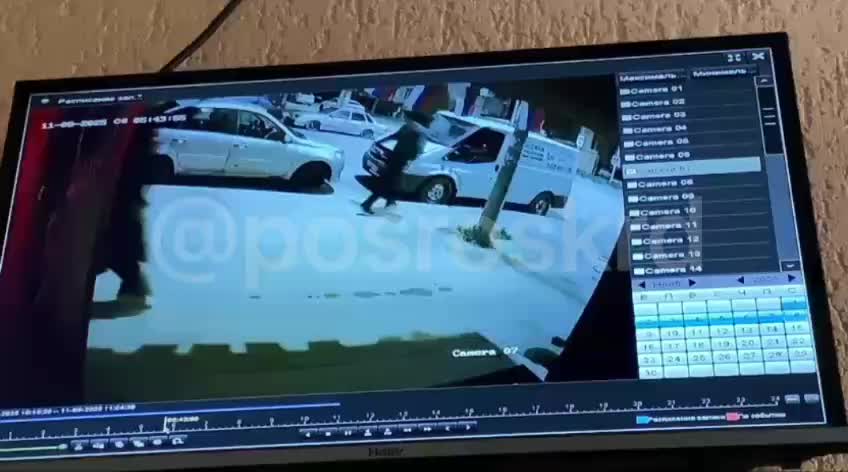 Неизвестная женщина сняла российские флаги в Краснодаре