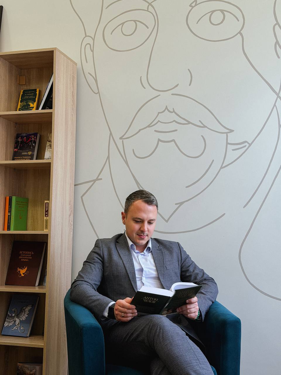 Краткость сестра таланта поэтому хочется уделить пару слов великому русскому писателю чья фамилия напрямую связана с нашим молодежным центром Исполнилось 166 лет со дня рождения Антона Павловича Чехова и сегодня в центре проходит серия мероприятий приуроченных к юбилею Его творчество отличается философскими размышлениями а герои и сюжеты продолжают говорить с нами на языке вечных вопросов о любви смысле жизни и человеческой душе Кто не знает его произведений советую каждому прочитать особенно в нашей уютной библиотеке Читать Чехова это значит смотреть на мир сквозь особую призму которая позволяет видеть красоту в обыденном и осознавать глубину чувств и самое главное беречь в себе человека