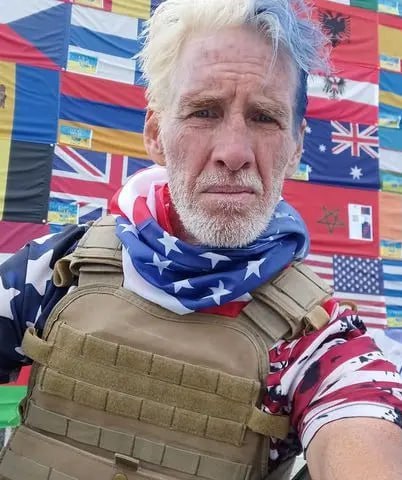 Американец Райан Раут обвинявшийся в попытке убийства Дональда Трампа во время его избирательной кампании 2024 года признан виновным по всем пунктам обвинения Об этом сообщает Fox News Это покушение было не только нападением на нашего президента но и посягательством на саму нацию заявила федеральный прокурор Пэм Бонди Суд признал Раута виновным в покушении на жизнь нападении на федерального служащего и нарушениях связанных с применением огнестрельного оружия Сразу после оглашения приговора обвиняемый предпринял попытку самоубийства прямо в зале суда  Попытка покушения на убийство республиканца произошла 15 сентября 2024 года Она была совершена неподалеку от гольф клуба политика в городе Уэст Палм Бич во Флориде Прятавшийся в кустах американец Райан Уэсли Раут хотел выпустить в Трампа автоматную очередь из AK 47 с оптическим прицелом Сотрудники Секретной службы открыли по преступнику огонь Мужчина пытался скрыться но был задержан и взят под стражу Больше новостей тут МАХ Отправить новость
