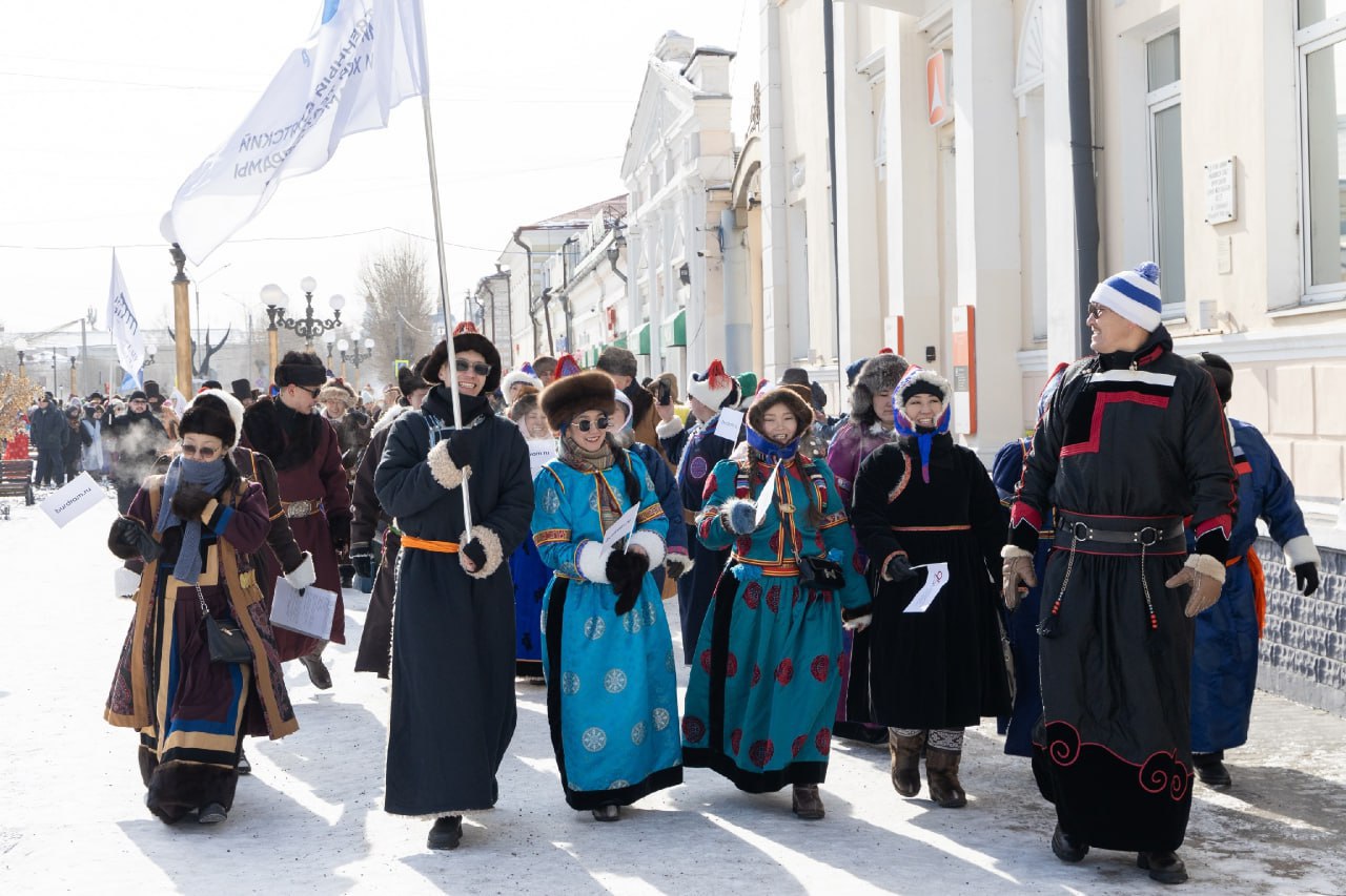 В Улан Удэ пятый раз пройдет масштабный Дэгэлфлешмоб 22 февраля в столице Бурятии состоится уже пятая традиционная акция Дэгэлфлешмоб 6 В этом году красочное шествие посвящено празднованию Сагаалгана Белого месяца Организатор мероприятия Буряад театр предлагает жителям и гостям Улан Удэ выйти на улицы национальных и стилизованных костюмах Колонна соберется в 12 00 на площади Революции и отправится по главной улице Ленина до площади Советов Присоединиться к яркой процессии можно на любом участке пути Завершится мероприятие праздничным концертом с участием артистов Бурятского драмтеатра и других культурных учреждений республики Далее фото пресс служба Буряад театра