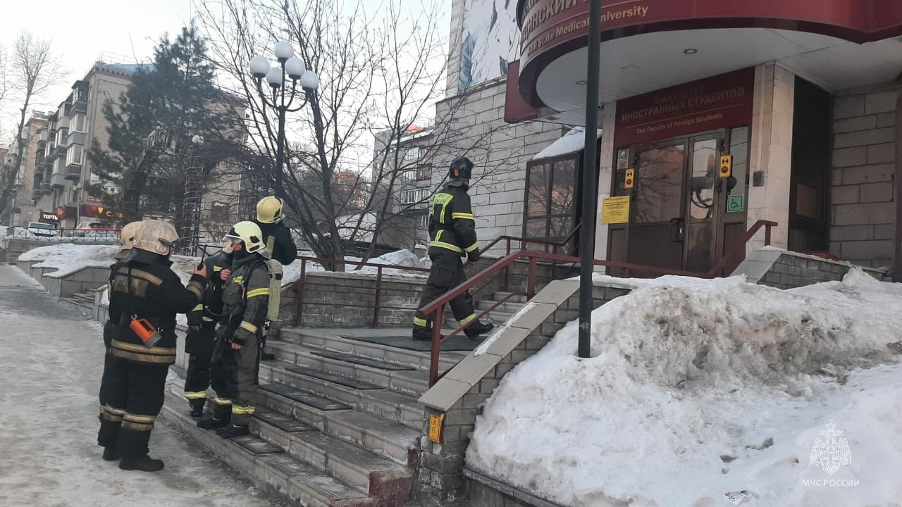 Пожарные барнаульского гарнизона выезжали по повышенному рангу пожара в здание по проспекту Красноармейский    Причина привлечения сил и средств - срабатывание на объекте автоматической пожарной сигнализации. На момент прибытия первого подразделения МЧС России внешние признаки горения отсутствовали. Бойцы провели разведку, обошли помещения.    Как выяснилось, причиной сработки АПС стала неисправность оборудования.