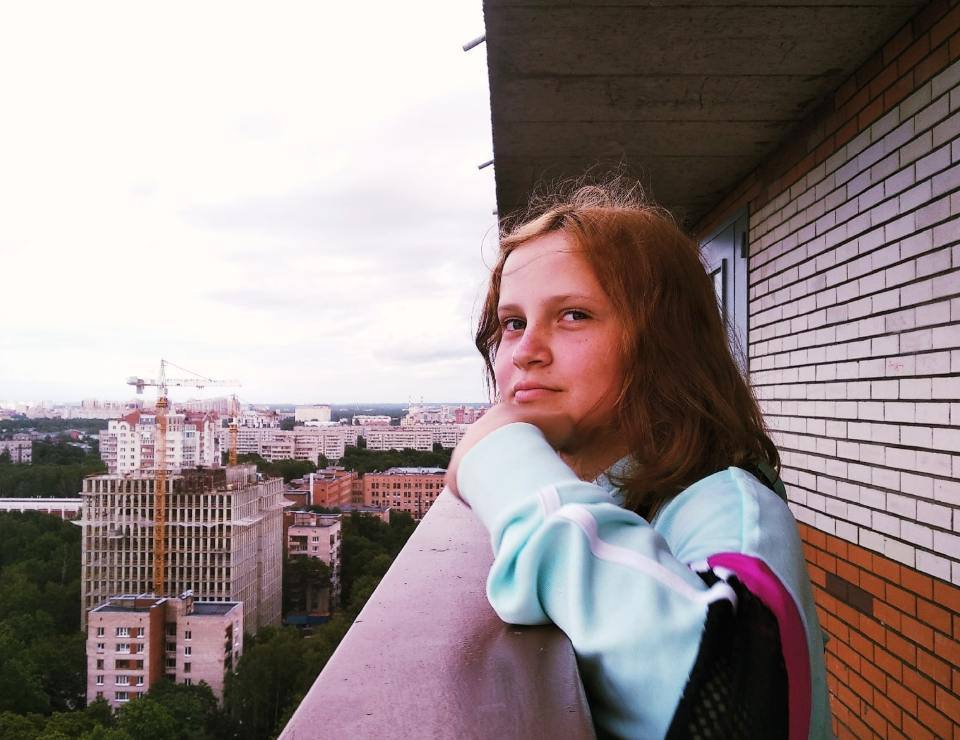 Суд в Петербурге приговорил восьмиклассницу к четырем годам колонии за вывешенные в школе фото бойцов РДК Суд вынес приговор 16 летней школьнице из Петербурга которая повесила на стенд фотографии бойцов Русского добровольческого корпуса Информация об этом появилась в картотеке 1 го Западного окружного военного суда Девушке назначили четыре года в воспитательной колонии признав ее виновной по двум статьям публичное оправдание терроризма и содействие террористической деятельности В 2024 году ученица разместила на стенде Информация инспектора ОДН в образовательном центре фотографии участников РДК Дениса Капустина и Алексея Левкина с подписями Заслуженный герой России Подмену заметили только на третий день За это ее отправили в СИЗО