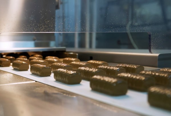 В МГУ рассказали об уменьшении массы некоторых продуктов в упаковках Производители сохраняют размер тары при этом сокращая объём товара внутри Указание на этикетке стоимости за килограмм упростит отслеживание динамики цен отметил в эфире радиостанции Говорит Москва руководитель Центра развития потребительского рынка экономического факультета МГУ Илья Ломакин Румянцев Снижается вес той продукции которая в упаковке находится Вопрос скорее не в том чтобы регулировать вес Месяц или полтора назад депутаты начали всерьёз рассматривать вопрос о том чтобы на упаковке обязательно была цена за килограмм В принципе двойная цена за упаковку и за килограмм позволяет проще следить за динамикой цен Ломакин Румянцев добавил что уменьшение массы товара в упаковке происходит из за высокой продовольственной инфляции govoritmoskva ru news 474546