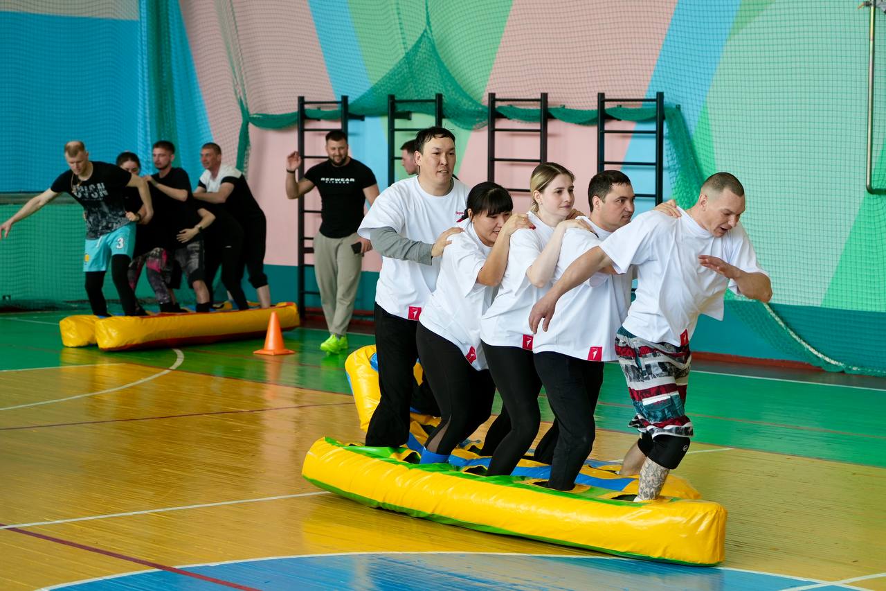 Главным спортивным событием Первомая в Усть-Камчатске традиционно стали «Весёлые старты»! Пять трудящихся коллективов боролись за звание самой спортивной команды. Атмосфера была наполнена азартом, радостью и хорошим настроением! По итогам состязаний победу одержала команда погранзаставы «Гранит»! Второе место заслуженно получили представители средней школы №2 «Сириус». На третьем месте расположились работники окружной администрации «Медведи». Четвёртое место заняли «Белые медведи» из детского сада «Ромашка», а на пятом месте – команда комплексного центра под названием «220 вольт». #ПервоеМая #МирТрудМай #1мая #ПраздникВесныиТруда #устькамчатскийокруг