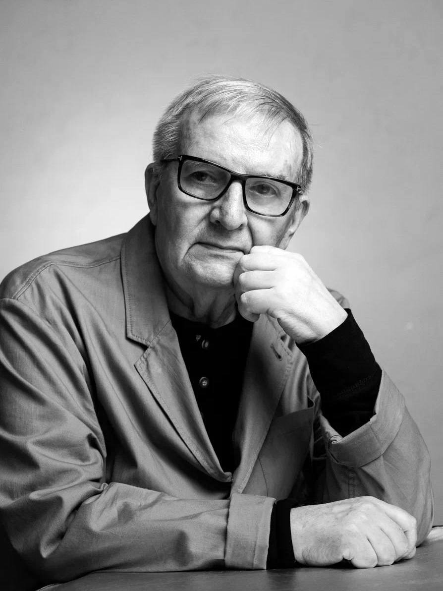 Театр имени Моссовета сообщил о смерти режиссёра и педагога, народного артиста РСФСР Юрия Ерёмина. Ему был 81 года.   Он служил в этом театре последние 25 лет, поставил знаковые спектакли, в том числе «Мадам Бовари». Также преподавал режиссуру в Театральном институте имени Бориса Щукина.    «У Юрия Ивановича была большая творческая биография. Он был в труппе Московского ТЮЗа. Руководил Театром юного зрителя и Драматическим театром имени Горького в Ростове-на-Дону. Был главным режиссером Центрального академического театра Армии, главным режиссером Театра имени Пушкина, ставил спектакли в МХТ имени А.П. Чехова… Но его домом на долгие годы стал Театр Моссовета, — говорится в сообщении в официальном канале театра».     Театр им. Моссовета      / Наши каналы