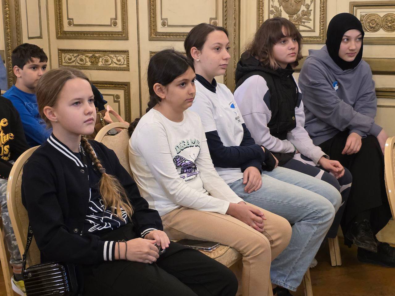 В эти выходные Международная команда Волонтёров Победы Египта провела встречу приуроченную к годовщине прорыва блокады Ленинграда и полного освобождения города Добровольцы вместе с участниками мероприятия вспомнили об одной из самых трагичных но вместе с тем героических страниц в истории Великой Отечественной войны Ребята познакомились с фотовыставкой посвящённой подвигу жителей осаждённого Ленинграда посмотрели документальный фильм и создали тематический коллаж в память о событиях тех дней Подвиг Героев жителей блокадного города помнят не только в России но и за рубежом Волонтёры Победы в Telegram в MAX