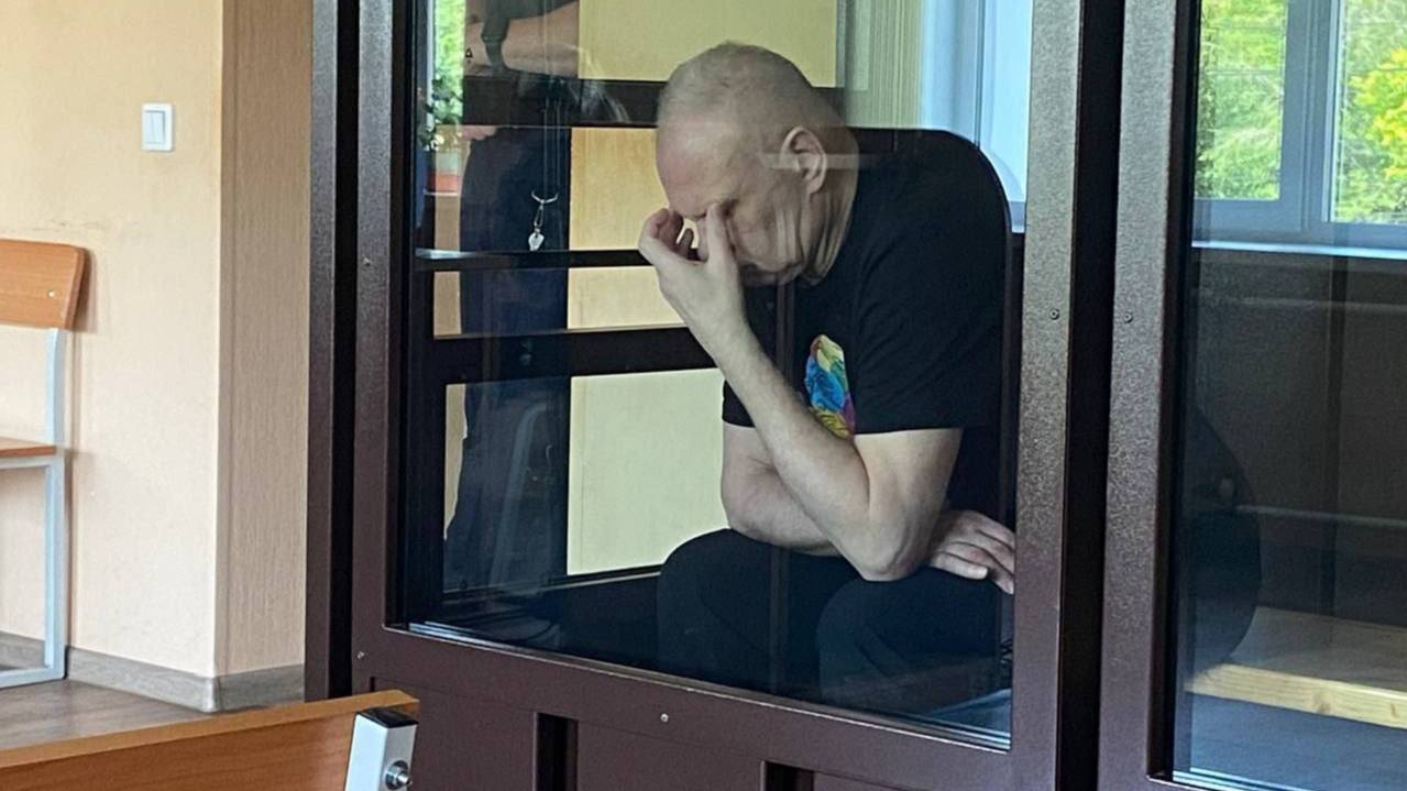 Замглавы челябинского минтранса Харченко арестован за взятку в виде смартфона Станиславу Харченко подарили на день рождения мобильник стоимостью 165 тысяч рублей, который он не задекларировал. Теперь подарок рассматривается как взятка — отрицать это чиновнику оказалось бессмысленно. Его арестовали в декабре 2024 года по обвинению в злоупотреблении должностными полномочиями. По версии следствия, Харченко не проконтролировал контракт на ремонт дорог с фирмой Мясника Закояна, однако весь ущерб бюджету возложили на бизнесмена. Подписаться Прислать новость