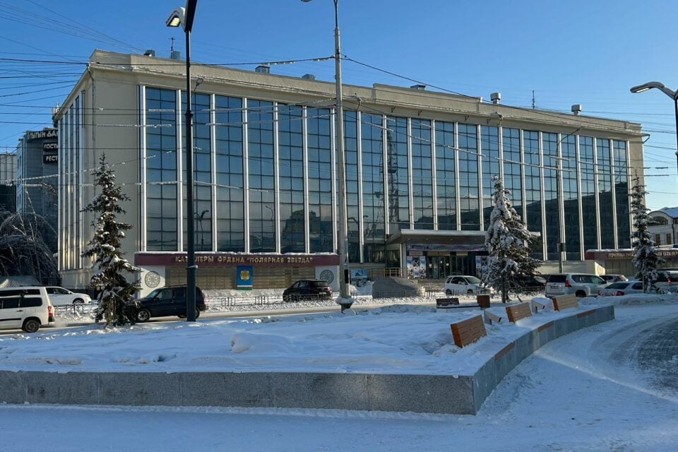 Айсен Николаев: Детская школа искусств в Якутске остается в прежнем здании  Детская школа искусств и художественная школа в Якутске останутся в прежнем здании на улице Ярославского. Соответствующее решение по итогам обсуждения во вторник, 25 февраля, принял глава региона Айсен Николаев.  «Ко мне обратились представители регионального отделения ОНФ и родители учеников Детской школы искусств № 1, которые выразили обеспокоенность, что переезд школы в здание «Бригантина» в 202-м микрорайоне может нарушить налаженный учебный процесс. По итогам обсуждения я принял решение оставить Детскую школу искусств и Детскую художественную школу на их прежнем месте в здании на улице Ярославского», — написал в своем телеграм-канале Айсен Николаев.  По его словам, здание, включая освобождающиеся площади переезжающей филармонии, необходимо передать в муниципальную собственность, чтобы у города была возможность обеспечить его дальнейшее использование и развитие в интересах людей.