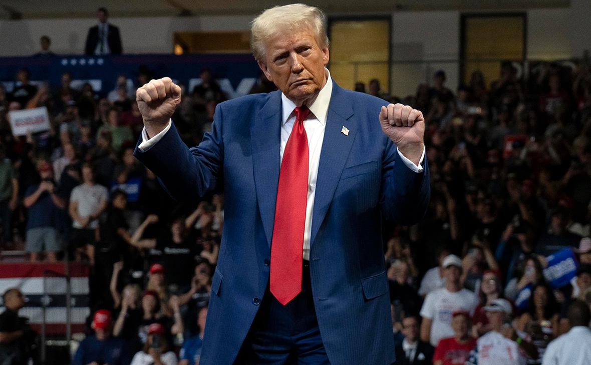 Президент США Дональд Трамп заявил что в наступающем году намерен добиваться установления мира на Земле Об этом он сообщил журналистам вечером 31 декабря во время приёма в своём поместье Мар а Лаго вблизи Уэст Палм Бич штат Флорида передаёт New York Post Отвечая на вопрос о личных обещаниях в преддверии 2026 года Трамп кратко отметил Да есть Мир на земле Глава Белого дома также подчеркнул что Соединённые Штаты находятся в хорошем положении Мы прекрасно себя чувствуем Мы вернулись Мы сильны заявил он